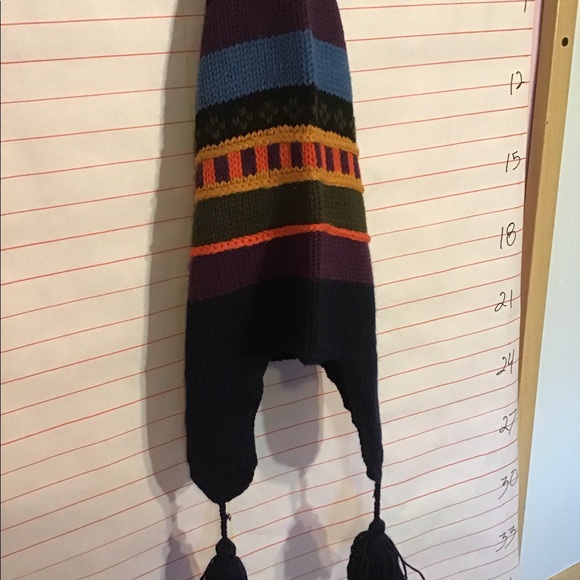 Stocking hat with ear coverings, has tassels too - Picture 6 of 8